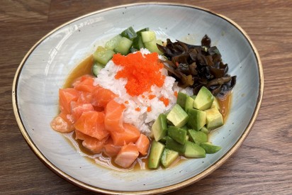 Poke with salmon and orange sauce