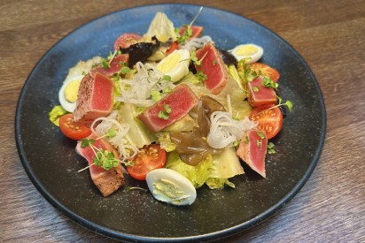 Green salad with tuna