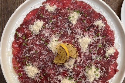 Beef carpaccio with blackcurrant jam