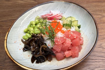 Поке с тунцом и соусом клубника-фейхоа