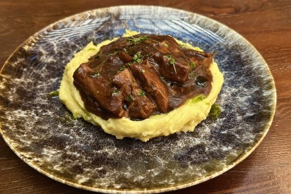 Рваная говядина с соусом демиглас и картофельным пюре